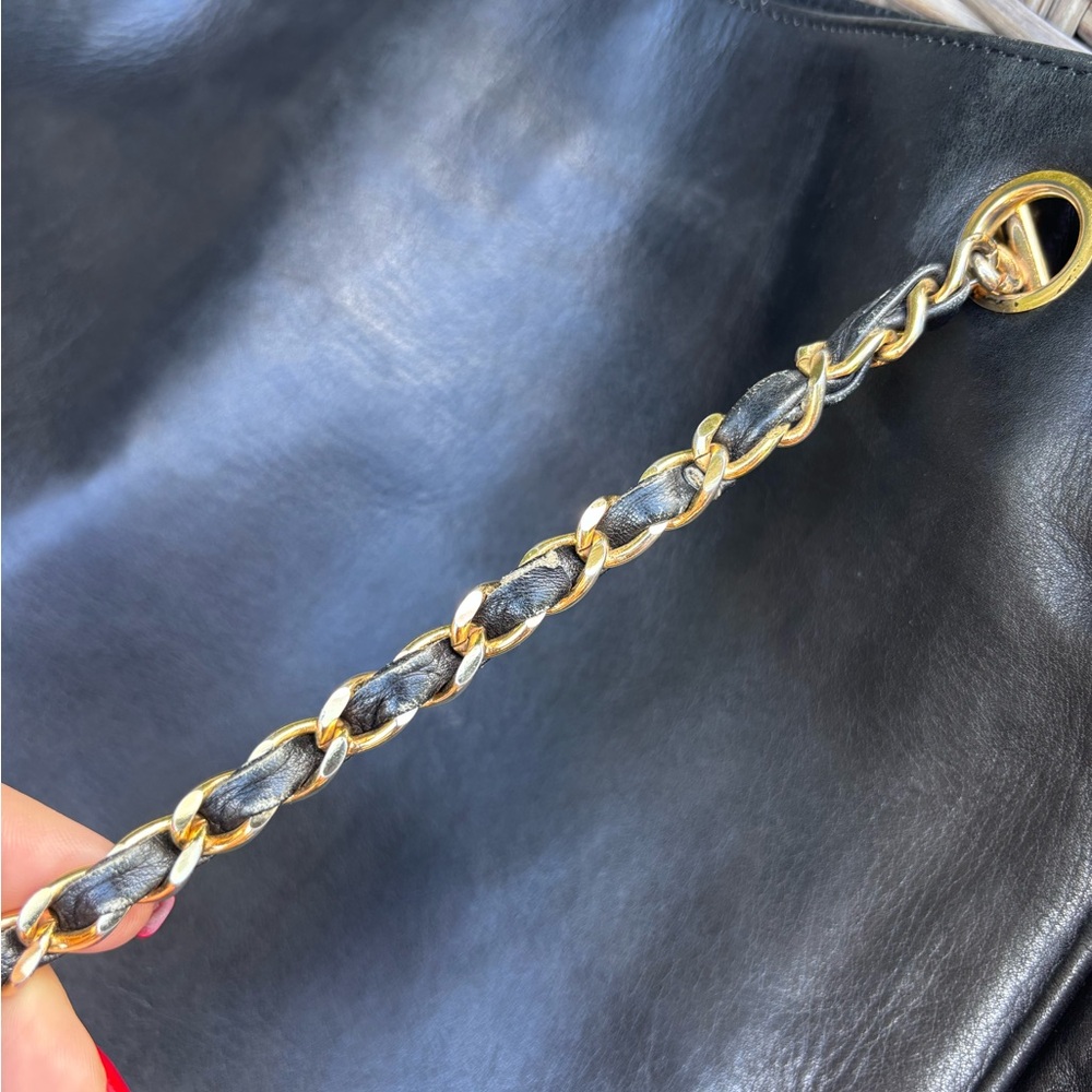 Authentic CHANEL vintage black lambskin leather shopping tote - Picture 4 of 16